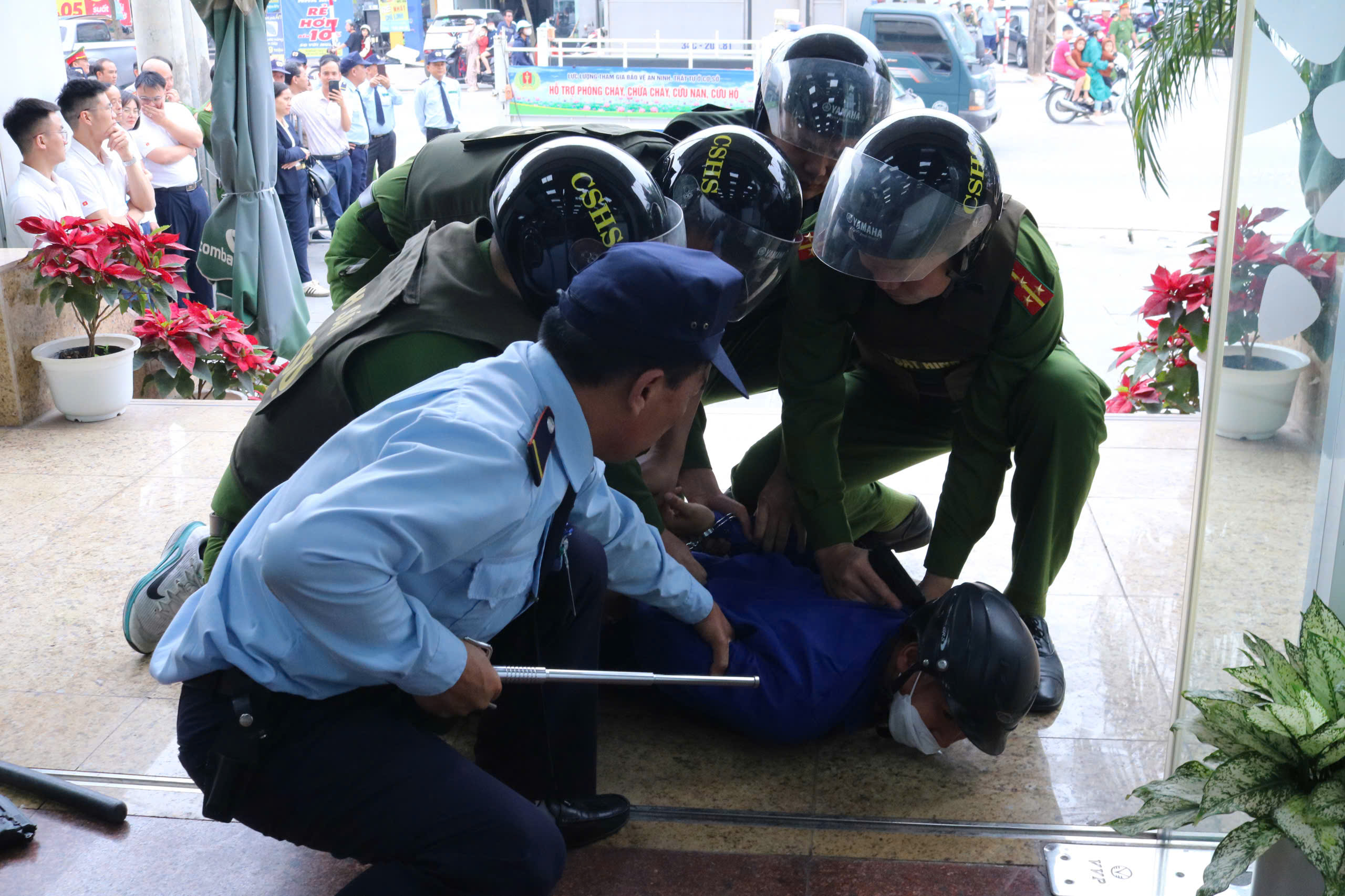 Phòng Cảnh sát hình sự chủ trì diễn tập xử lý tình huống cướp có sử dụng vũ khí, hung khí nguy hiểm tại Ngân hàng Vietcombank chi nhánh Chí Linh